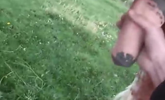 为非常性感的种马进行POV户外手淫